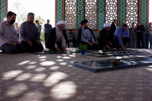 غبارروبی مزار شهدای گمنام دانشگاه