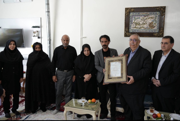  دیدار رئیس دانشگاه با خانواده شهیده والامقام پرستار راضیه عابدی  