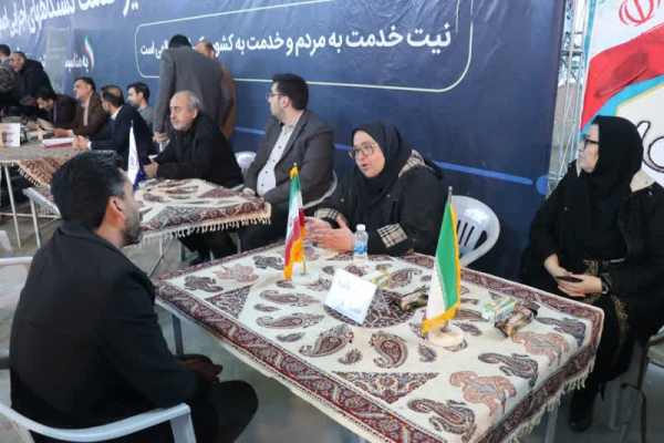 برپایی میز خدمت دانشگاه در مصلی اصفهان به مناسبت دهه مبارک فجر