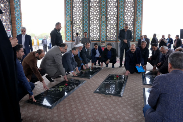 غبارروبی مزار شهدای گمنام در دانشگاه همزمان با دهه کرامت