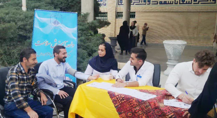 برپایی ایستگاه سلامت و همایش پیاده روی در مرکز آموزشی درمانی الزهرا(س)