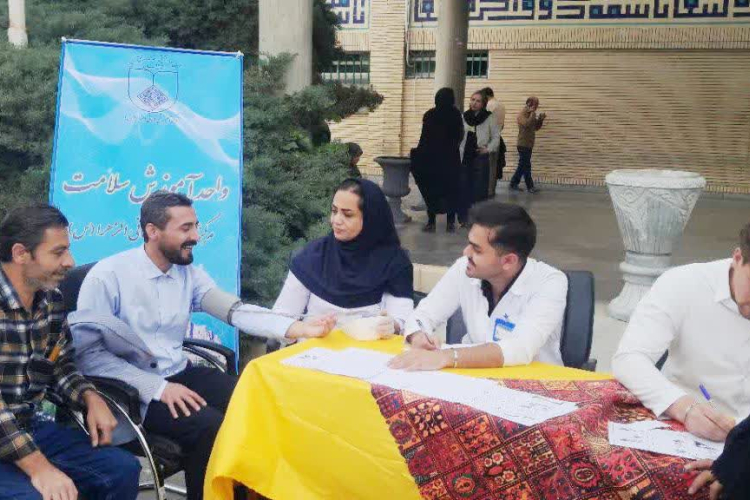 برپایی ایستگاه سلامت و همایش پیاده روی در مرکز آموزشی درمانی الزهرا(س)